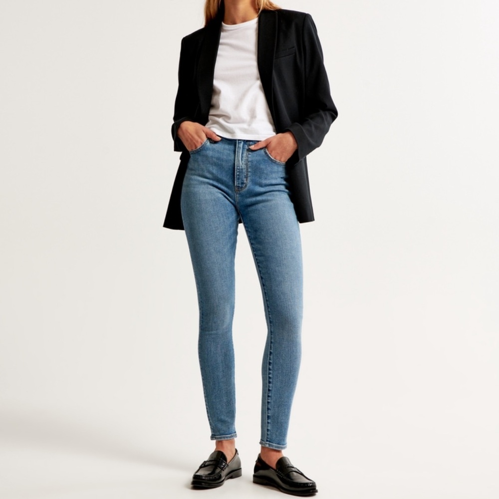 Abercrombie & Fitch Super Skinny Ankle High Rise Jeans. Size 27/4 Short Length.